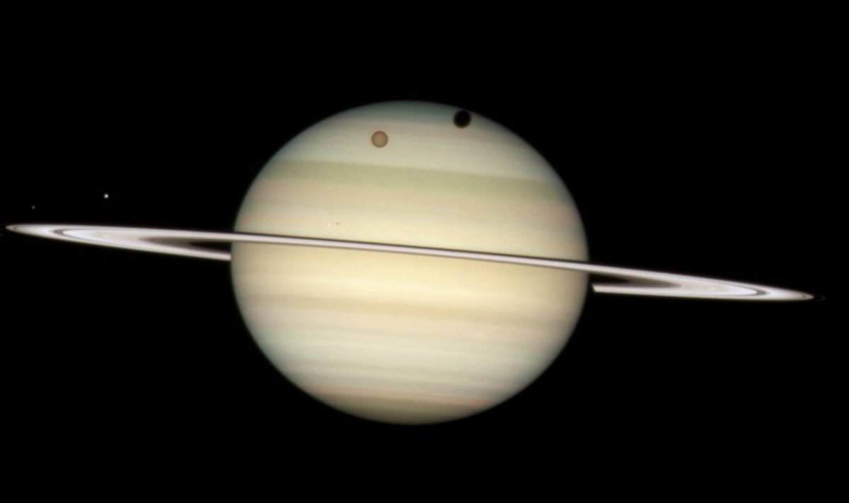 Saturni oranž kuu Titaan planeedile varju heitmas. Foto Ho, Reuters