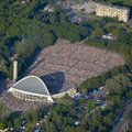 DELFI AEROVIDEO: Ligi 100 000 inimest lauluväljakul paistavad ülalt kui väiksed sipelgad
