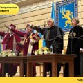 Правдиво ли фото, на котором Борис Джонсон „зигует“ во Львове?