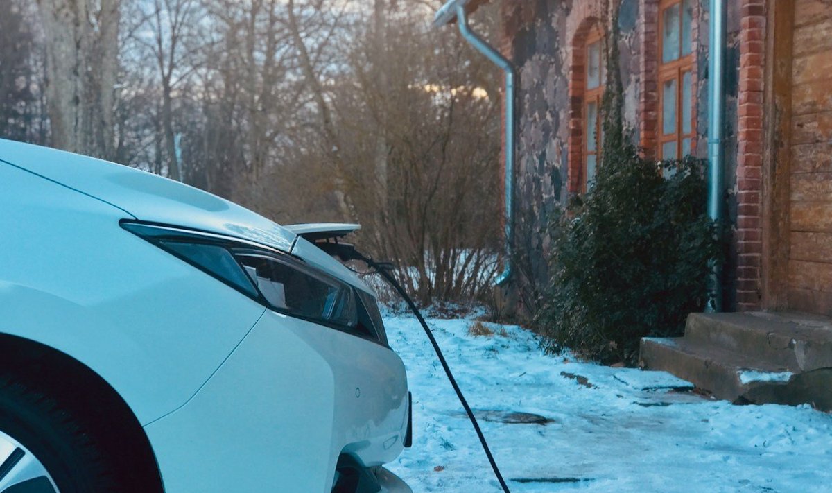 Nissan Leafi laadimine Lätis hotelli abihoone küljest