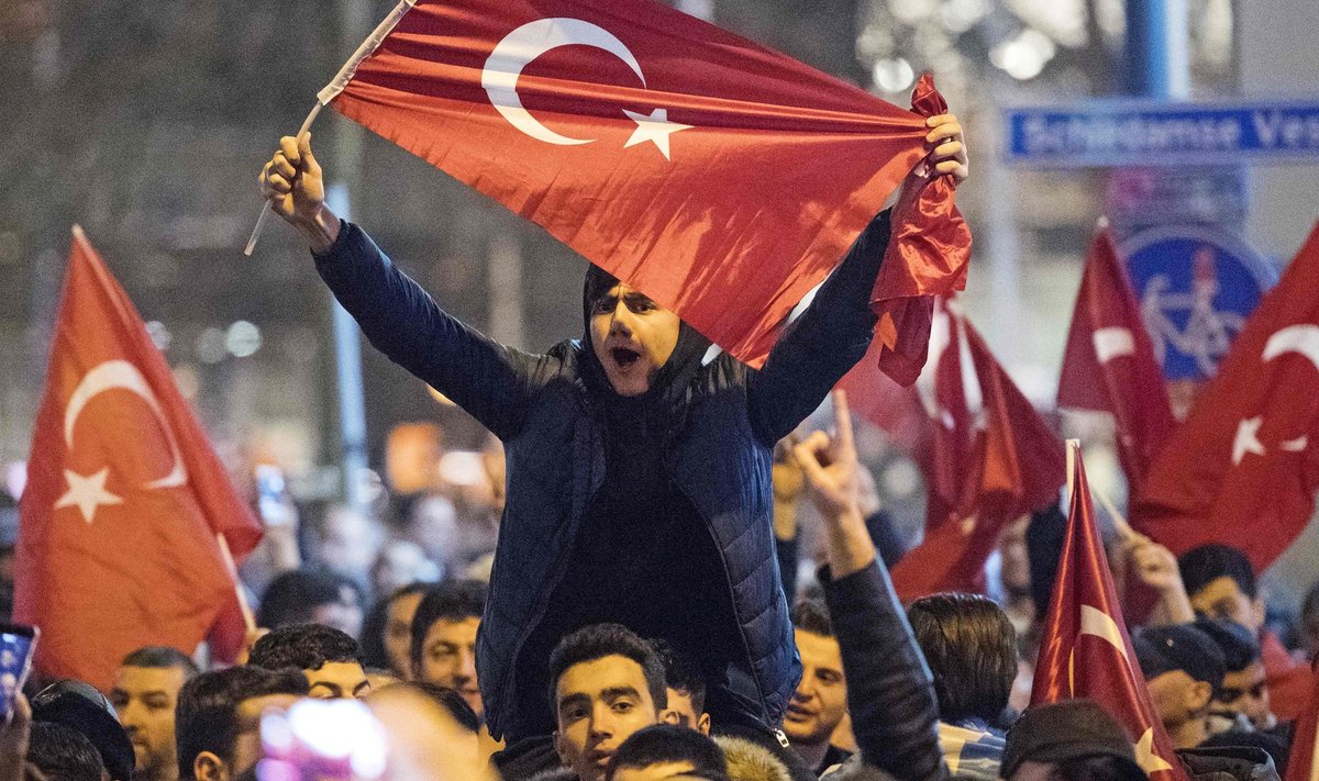 Tuhatkond türklast avaldas laupäeva õhtul Rotterdamis meelt Hollandi valitsuse otsuse vastu. Märulipolitseil tuli kasutada veekahurit, et rahvahulk laiali läheks.