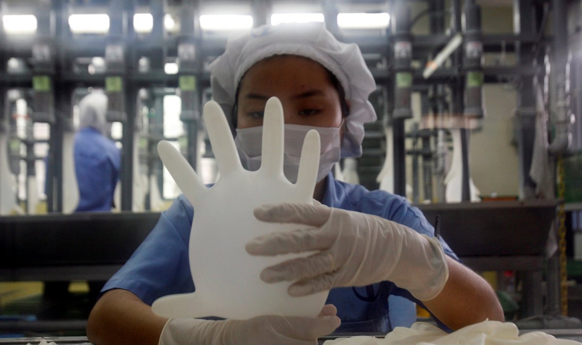 Top Glove'i töötaja Kuala Lumpuri tehases toodangut testimas.