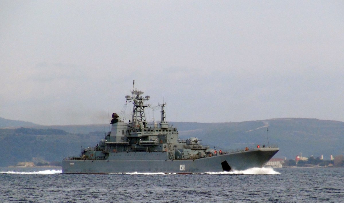 Vene sõjalaev Jamal läbimas Dardanellide väina.