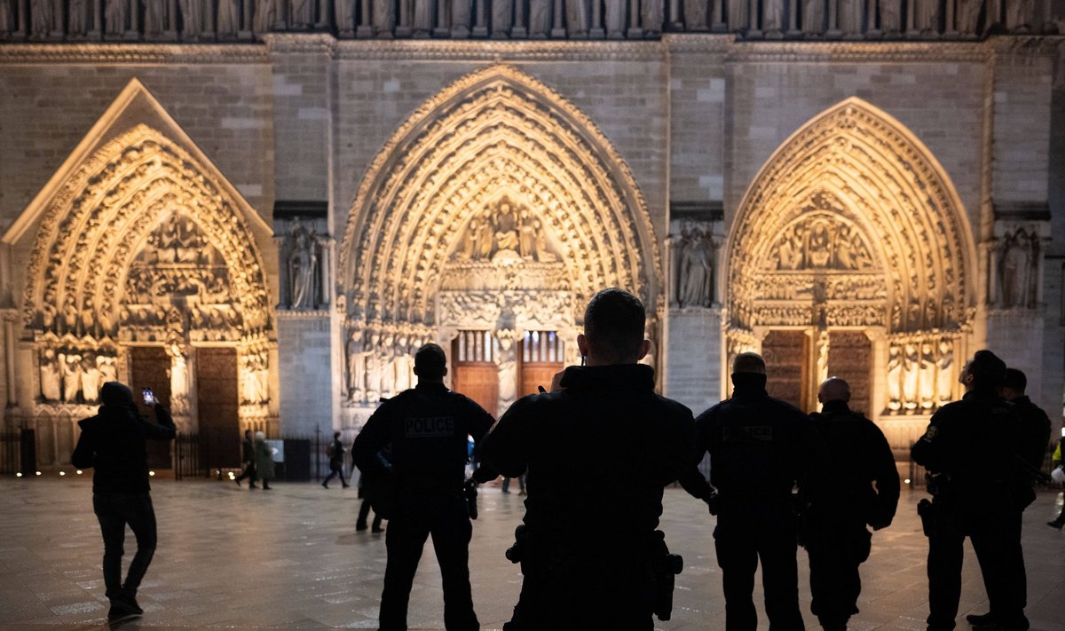 Prantsuse sõdurid Notre-Dame’i avamisel