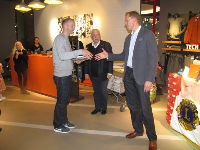 Toetaja Nike esindja Rainer Tops tänab Mart Poomi