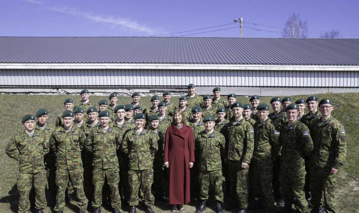 Kersti Kaljulaid kaitseväelastega