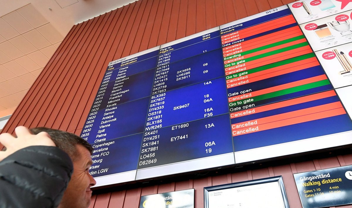 Stockholmi Arlanda lennujaama teadetetabloo oli täna hommikul ärajäänud lendudest kirju.
