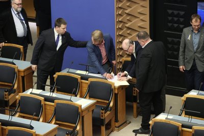 Fraktsiooni esimees Jaanus Karilaid sai Keskerakonna esimehelt Jüri Rataselt enne eelnõu üleandmist julgustava patsutuse. 