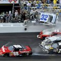 VIDEO: NASCARis lendas auto mootor publikusse - 28 inimest vigastatud
