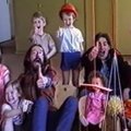 RETROVIDEO: Hea palk ja tasuta korter! Meenuta ja naera, kuidas Peeter Oja ja Peeter Volkonski 27 aastat tagasi reklaamis ehitusmeestest pereisasid mängisid