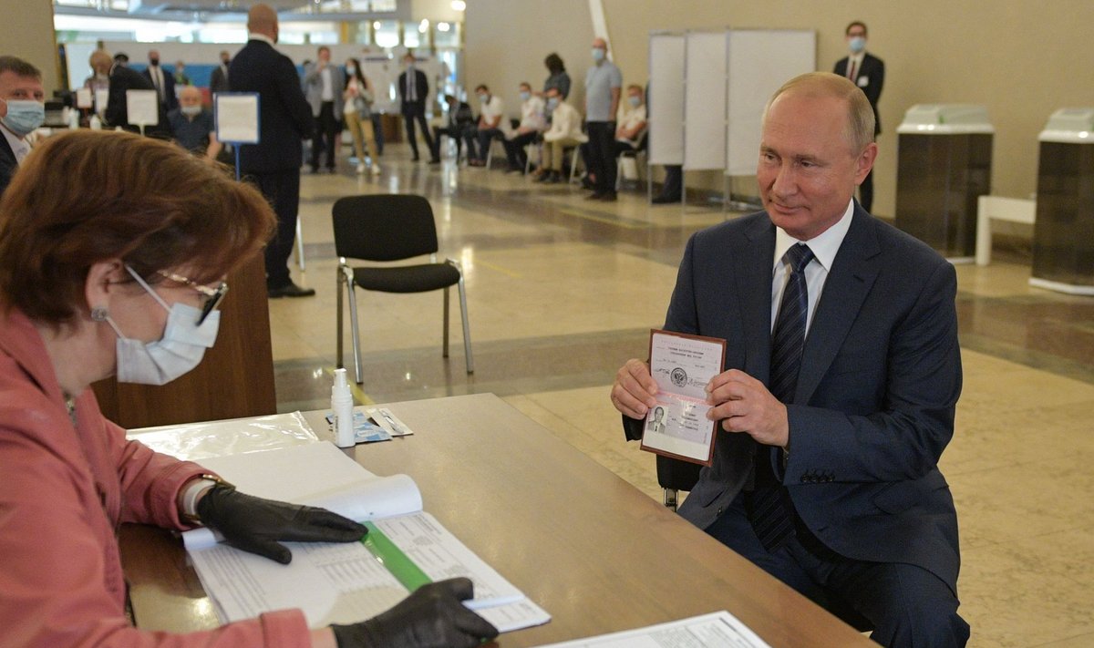 Venemaa president Vladimir Putin võttis üleeile Moskvas ka ise osa hääletusest, mis võimaldab tal eluks ajaks presidendiks jääda.