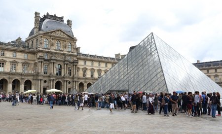 Louvre kunstimuuseum Pariisis