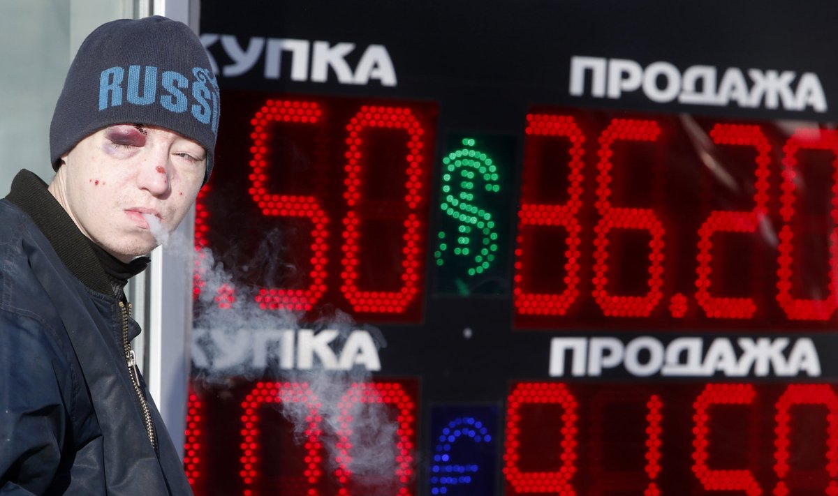Suitsetaja möödumas täna Moskvas valuutavahetuspunkti kursitabloost
