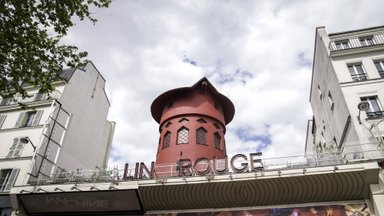 Знаменитая ветряная мельница на кабаре „Мулен Руж“ в Париже потеряла лопасти