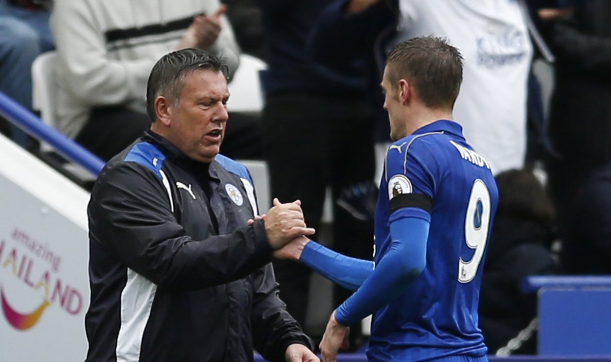 Leicester City manager Craig Shakespeare shakes hands with Jamie Vardy as he is substituted