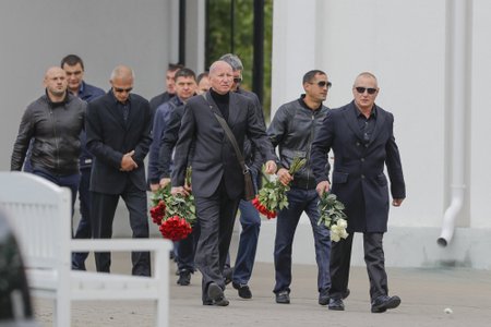 Gulevitš (keskel, õlakotiga) Nikolai Tarankovi matusel.