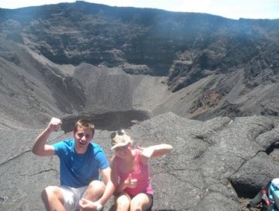 Johanna ja Germo on peale 3-tunnist ronimist vulkaani tipus. Mitte kõik ei jõudnud sinna – kes jäi kohe ootama platoole, kes jõudis poole peale. Aga nüüd kulub veel 3 tundi ligi 3 km kõrguselt alla minekuks