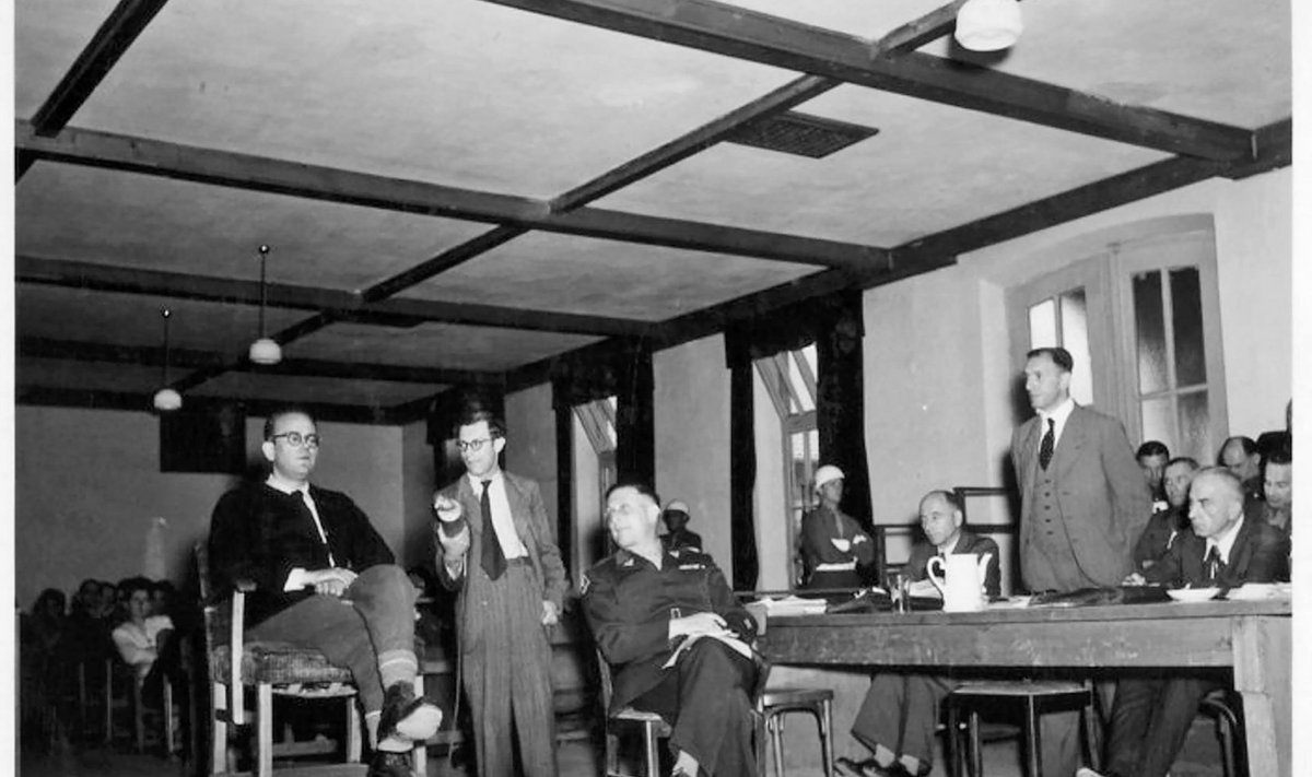 KOONDUSLAAGRITE HIRM SATTUS KOONDUSLAAGRISSE: Konrad Morgen (istub vasakul) 1947. aastal tunnistust andmas. Pärast sõda paigutati ta Dachau koonduslaagrisse kahtlustatuna sõjakuritegudes.