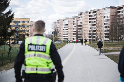 Tagasi liikudes on näha 2+2 reeglist kinni pidavaid inimesi. Noomida sai vaid kepikõndi tegev vanem naisterahvas - mõned minutid enne pildi tegemist ületas naisterahvas meie ees punase tulega teed.