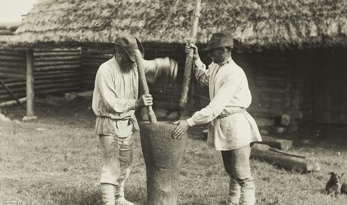 Setud 1912. aastal Matsuri külas Värska vallas kruupe valmistamas.