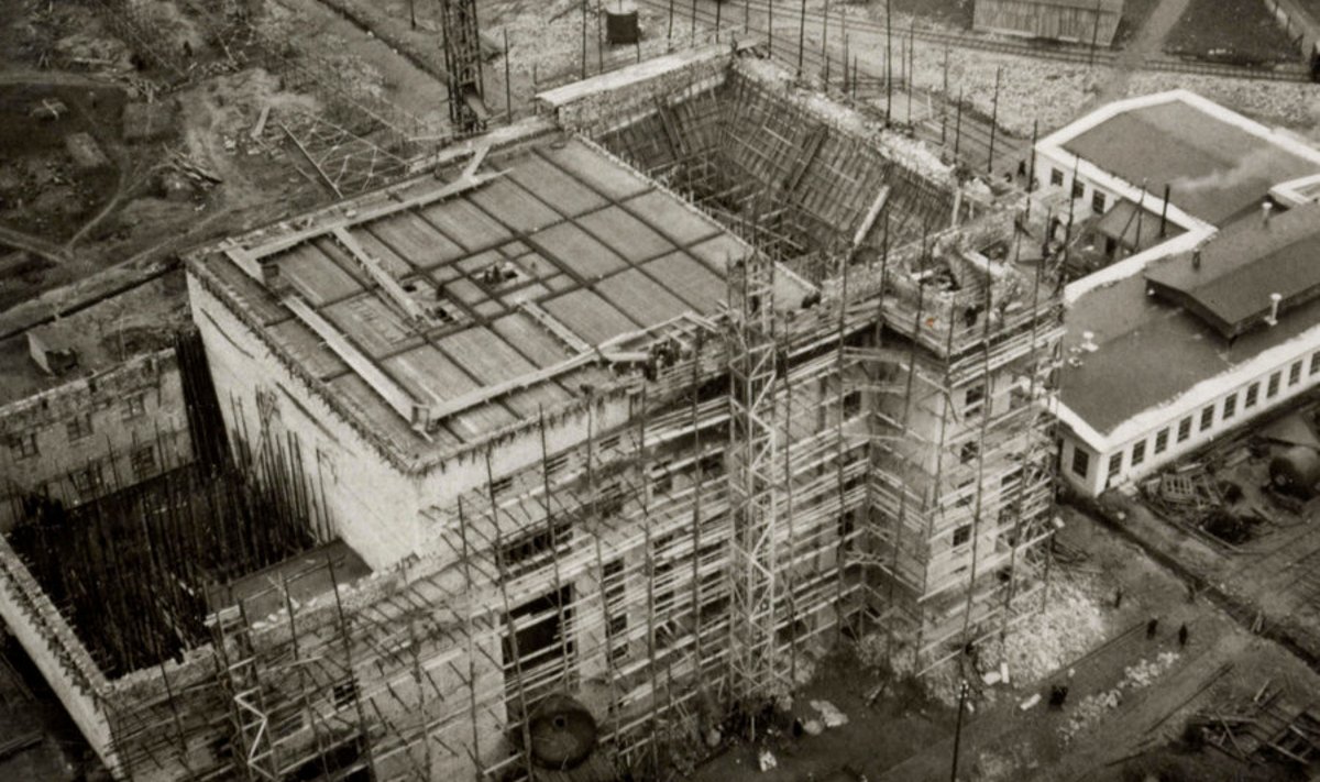 Kerkis kiiresti: Vaade korstnalt tehase ehitusele. November 1937.