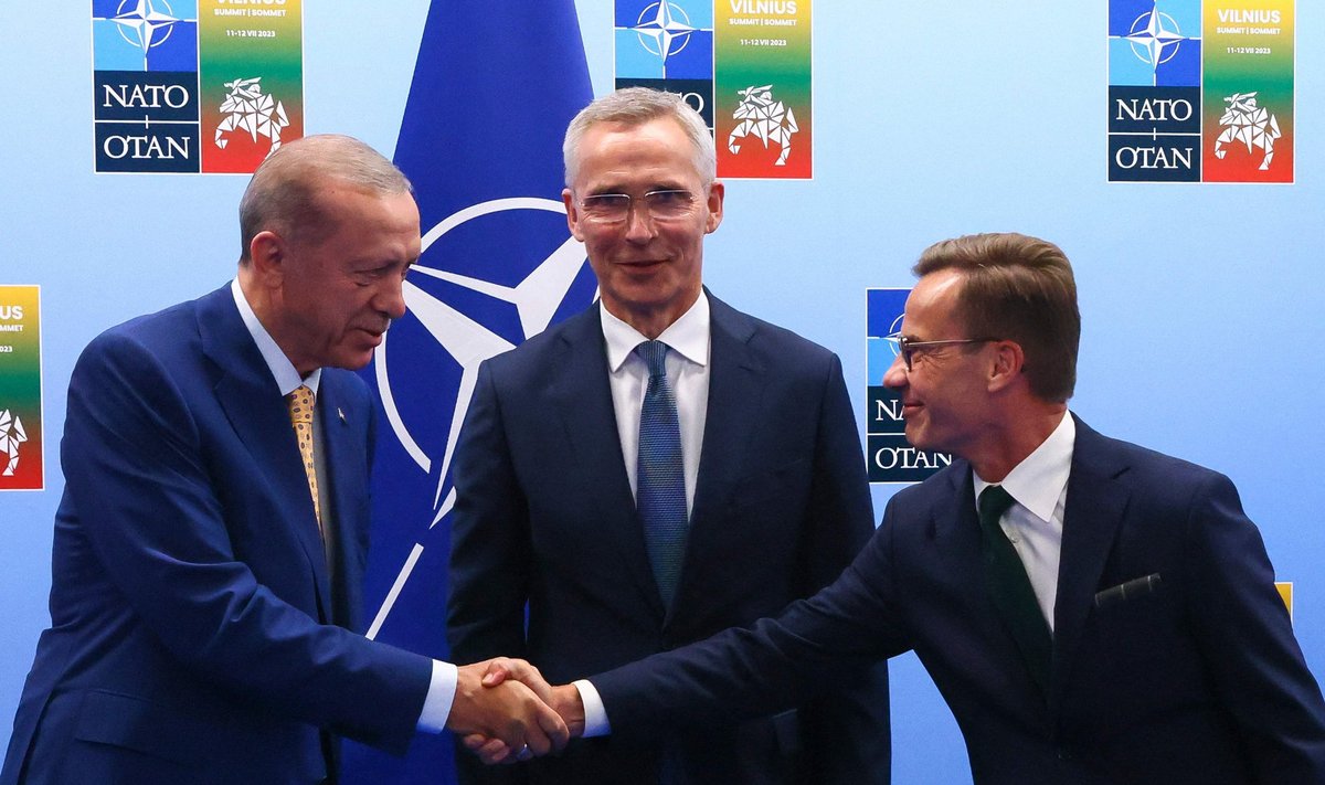 Türgi president Erdoğan ja Rootsi peaminister Ulf Kristersson suruvad enne kohtumist NATO peasekretäri Jens Stoltenbergi kõrval kätt