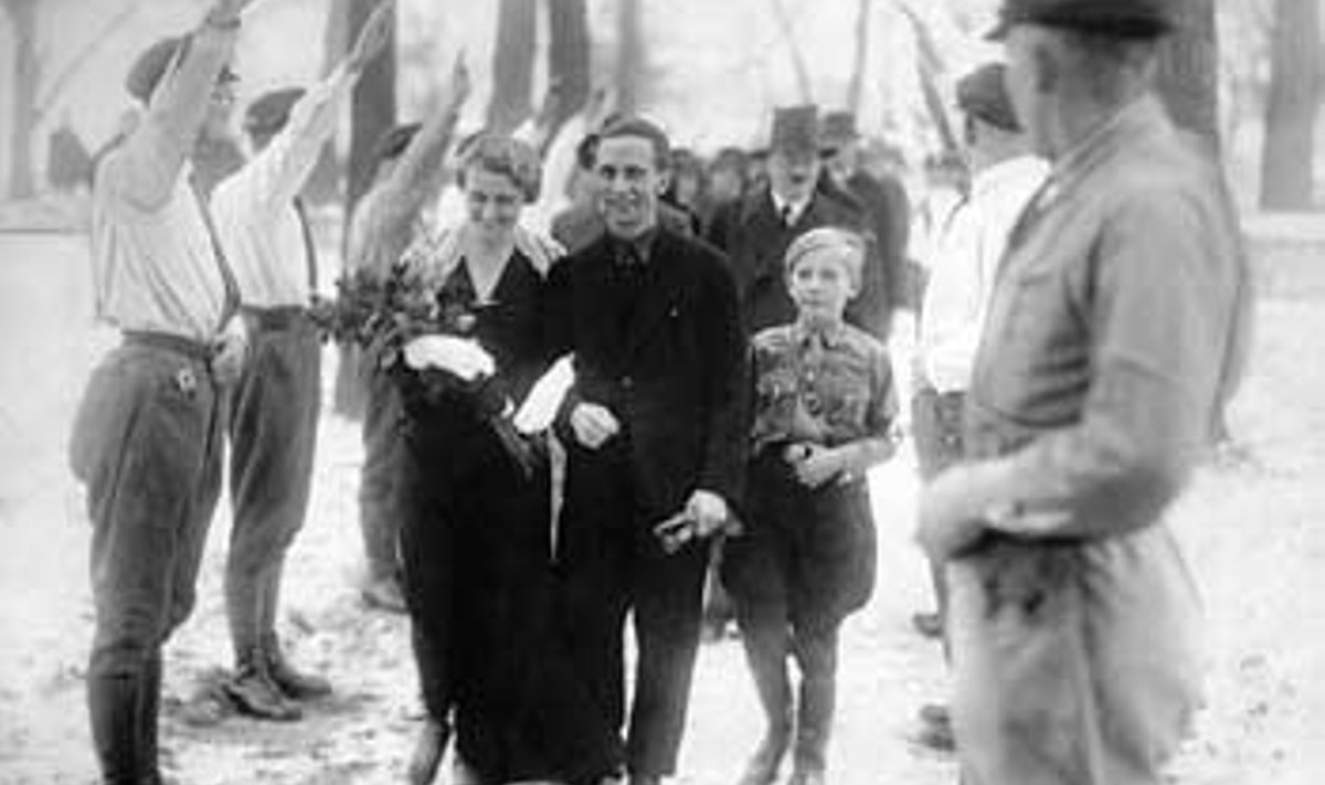 PULMAD HITLERIGA: 1931 abiellus Magda Quandt Joseph Goebbelsiga. Pruutpaari kõrval kõnnib Magda poeg esimesest abielust Harald Quandt. Nende taga astub pulmaliste hulgas füürer isiklikult. Corbis /Scanpix