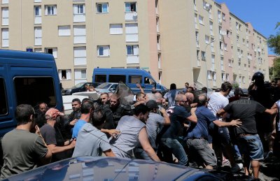 Politsei lahutab meeleavaldajaid Lupino elanikest