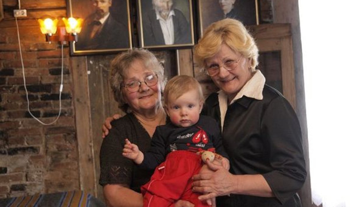 Õed Elsa Triisa (vasakul) ja Linda Köhler peavad väga tähtsaks, et nende  vanavanaonu lapsepõlvekodust Lubjassaarel saaks ükskord riiklik muuseum. Elsa pojapoja tütar Carmen ei tea oma kuulsast sugulasest veel suurt midagi.