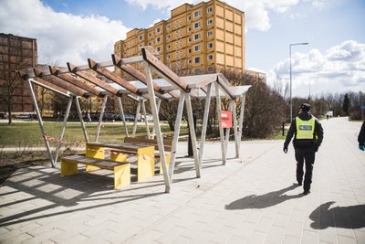 Tartu linn on piiranud erinevad vabaaja veetmise kohad linnas lintidega, et takistada viiruse levikut. Siin samas lähedal on alkoholipood, kust ostetud alkoholiga liigutakse tihti just selle varjualuse juurde “jalga puhkama”. See kord on plats puhas, kuid politseil on mõte, et peaks ehk siia kaamerad panema, et vajadusel oleks koheselt pilt silme ees. See vähendaks pistelisi kontrolle ja teeks töö efektiivsemaks.