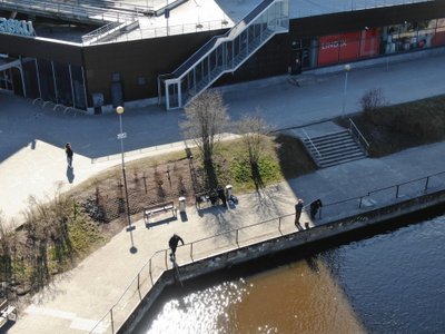 Tasku keskuse juures Emajõe kaldal oli märgata mitmeid kalureid ja niisama jalga puhkajaid, keda droonist kõlanud teade ei liigutanud. Eirates kuuldut, liikusid patrullid isikute juurde ja proovisid veel selgitada eriolukorrast tulenevaid liikumispiiranguid. Politsei sõnul on aina rohkem leidnud liiklejad omale kauakadunud sugulasi, kellega nagu võiks lähemal kui kaks meetrit olla.