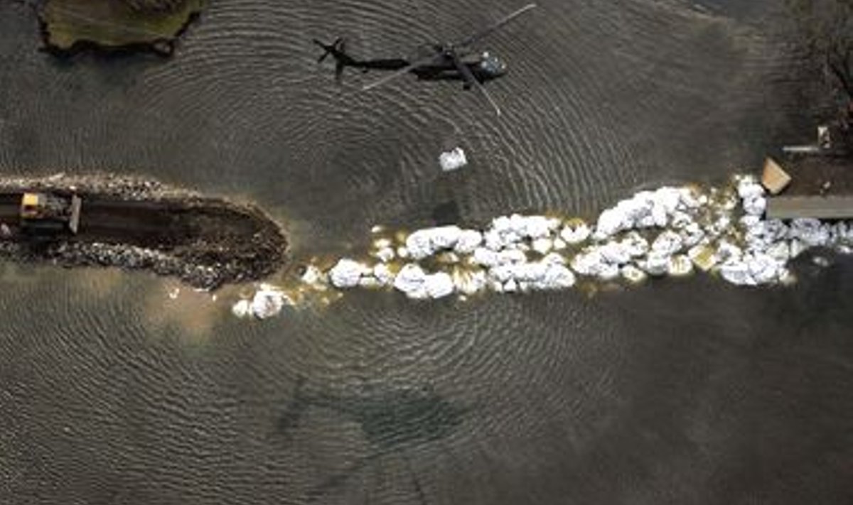 Sõjaväe helikopter sulgeb liivakotiga tammi New Orleansis