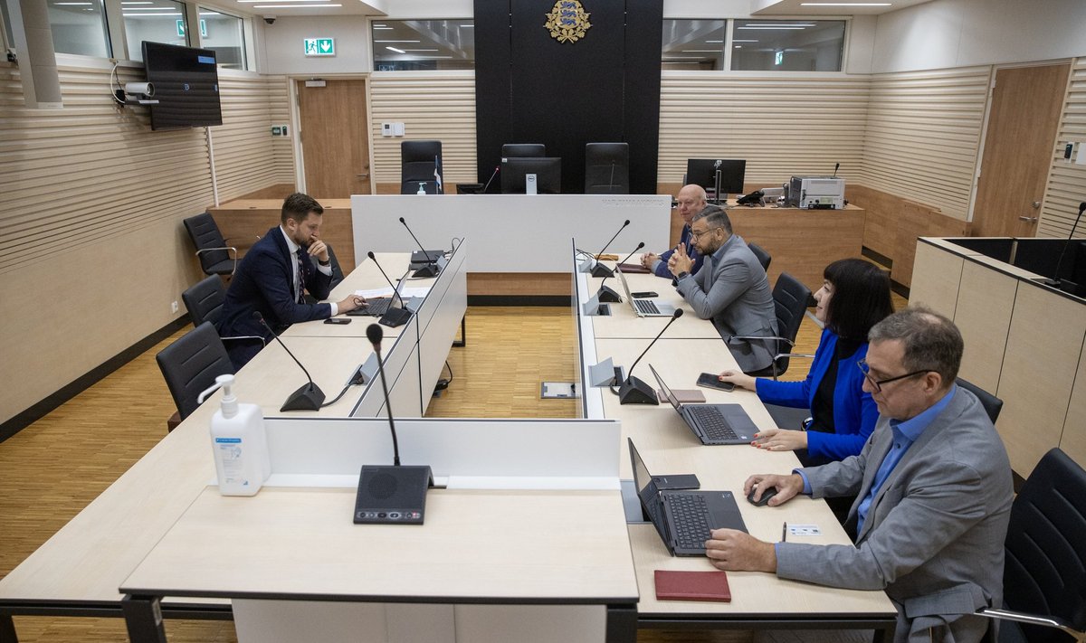 Riigiprokurör Vahur Verte (vasakul) süüdistab seitset meest kokkuleppemängu korraldamises. Paremal osa kaitsjaid: Argo Küünemäe (altpoolt), Karine Nersesjan, Dmitri Školjar ja Urmas Simon