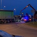 ФОТО | На Тартуской окружной дороге на легковушку опрокинулась фура