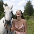 ФОТО | Не так просто, как кажется! Эстонская плюс-сайз модель поделилась опытом фотосессии с лошадьми