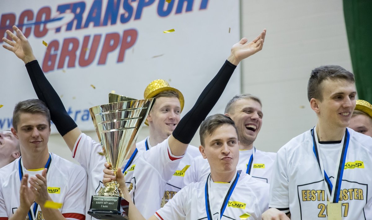 Tauno Lipp (karikaga) oli osaline Tallinna Selveri kahes viimases Eesti meistritiitli võidus.