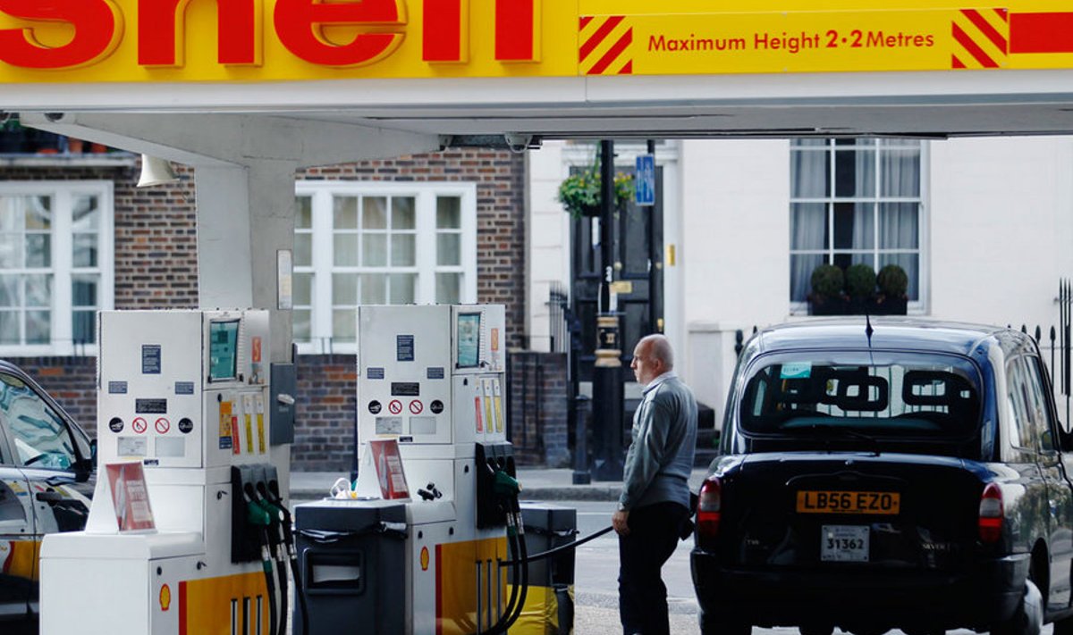 Euroopa Komisjon uurib suuri naftaettevõtteid BP-d, Statoili ja Royal Dutch Shelli. Shelli tanklast kütust võtvat härrat kui lõpptarbijat võivad ebaausad hinnamoonutused kahjustada, usub Euroopa Komisjon. 	