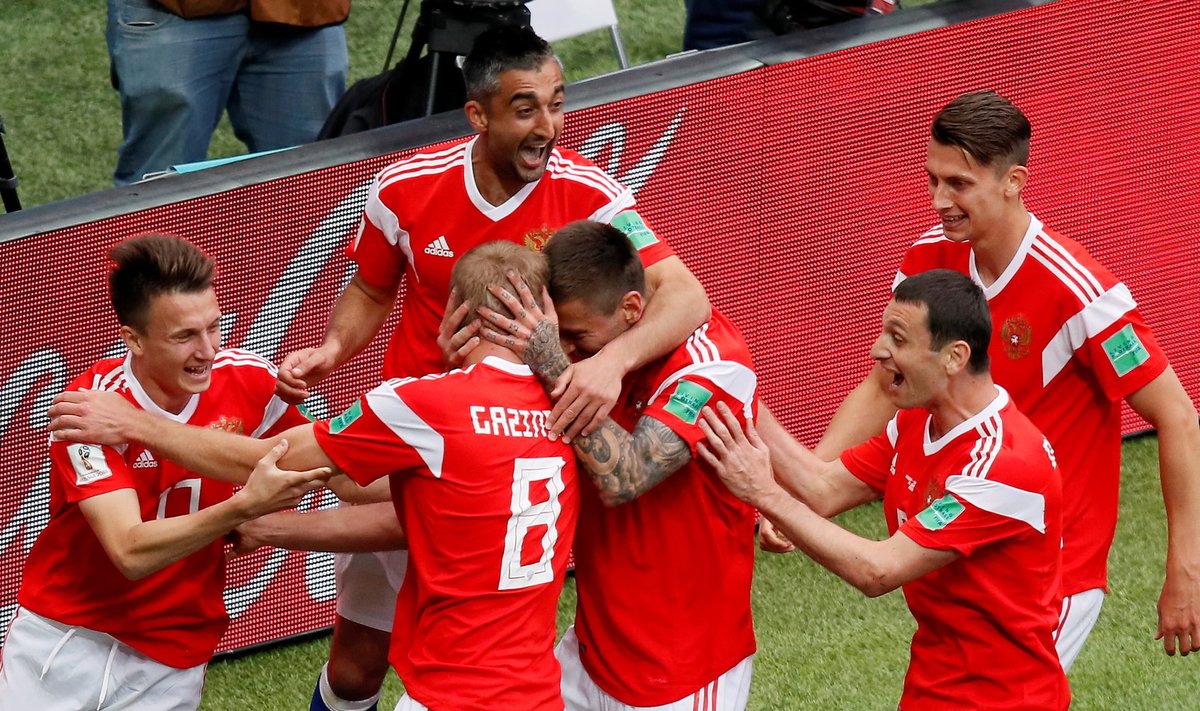 Venemaa jalgpallimeeskond valmistas kohe avamängus MM-i esimese üllatuse.