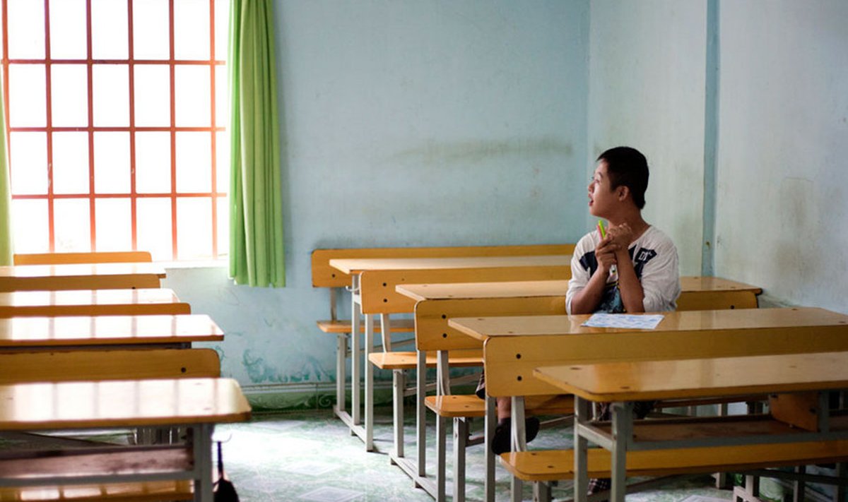 Sellel 2012. aastal tehtud fotol istub 12-aastane Chu Thanh Nhan Vietnamis Danangi taastuskeskuses, kus on puudega lapsed. Keskuse direktori sõnul on lapsed haigestunud seetõttu, et vanemad on kunagi kokku puutunud dioksiiniga.