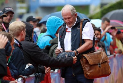 Helmut Marko fännidele autogramme andmas.