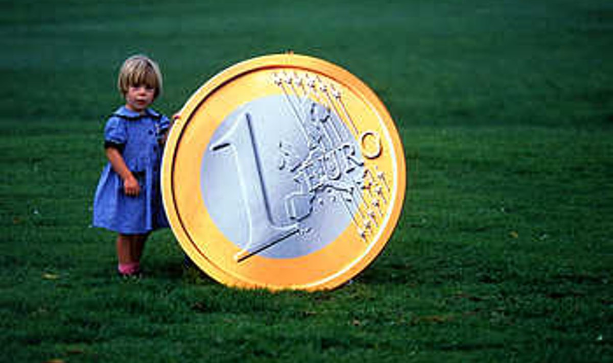 SEE POLE 1992: Pärast “€-päeva” saab kroone eurodeks vahetada ükskõik kui palju ja ilma ajalise piiranguta.