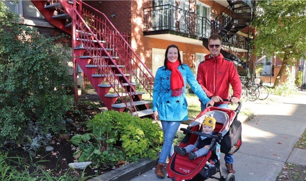 Margit ja Uku Vainik oma Montréali kodu ees aastase pisipoja Theoga. „Me haarame võimalustest kinni, kui vähegi suudame,” võtab Uku paari loo kokku.