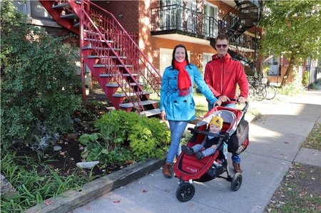 Margit ja Uku Vainik oma Montréali kodu ees aastase pisipoja Theoga. „Me haarame võimalustest kinni, kui vähegi suudame,” võtab Uku paari loo kokku.