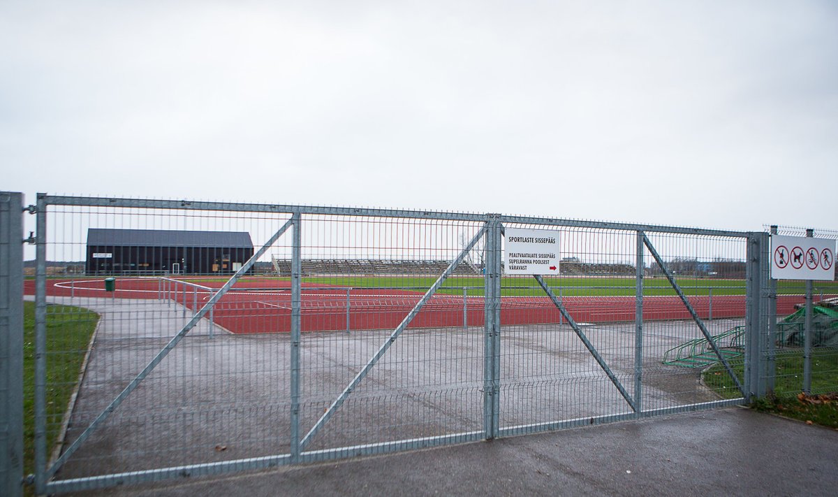 Kuressaare linnastaadioni lukustatud värav on tekitanud spordilembelistes inimestes vastakaid tundeid staadioni renoveerimisest saadik.