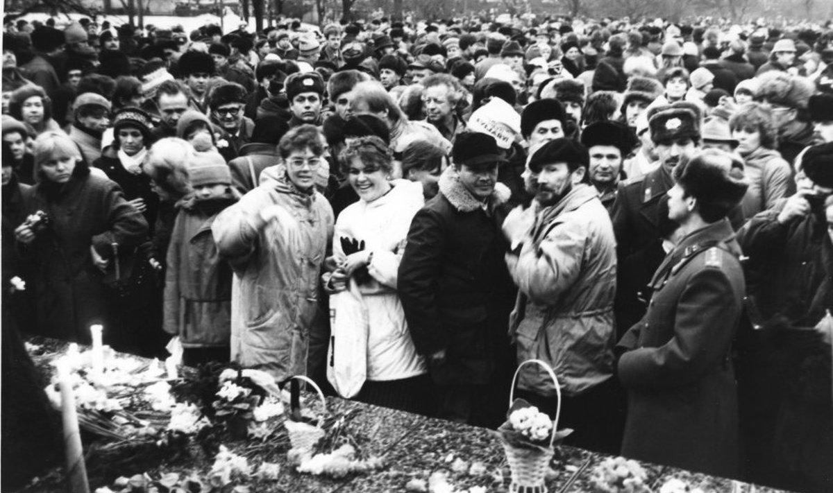 Miiting Tammsaare juures, ilmselt 25. märtsil 1988. Foto: Riigiarhiiv