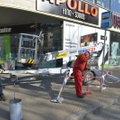 ФОТО DELFI: Стекло из окна торгового центра Solaris упало прямо на тротуар