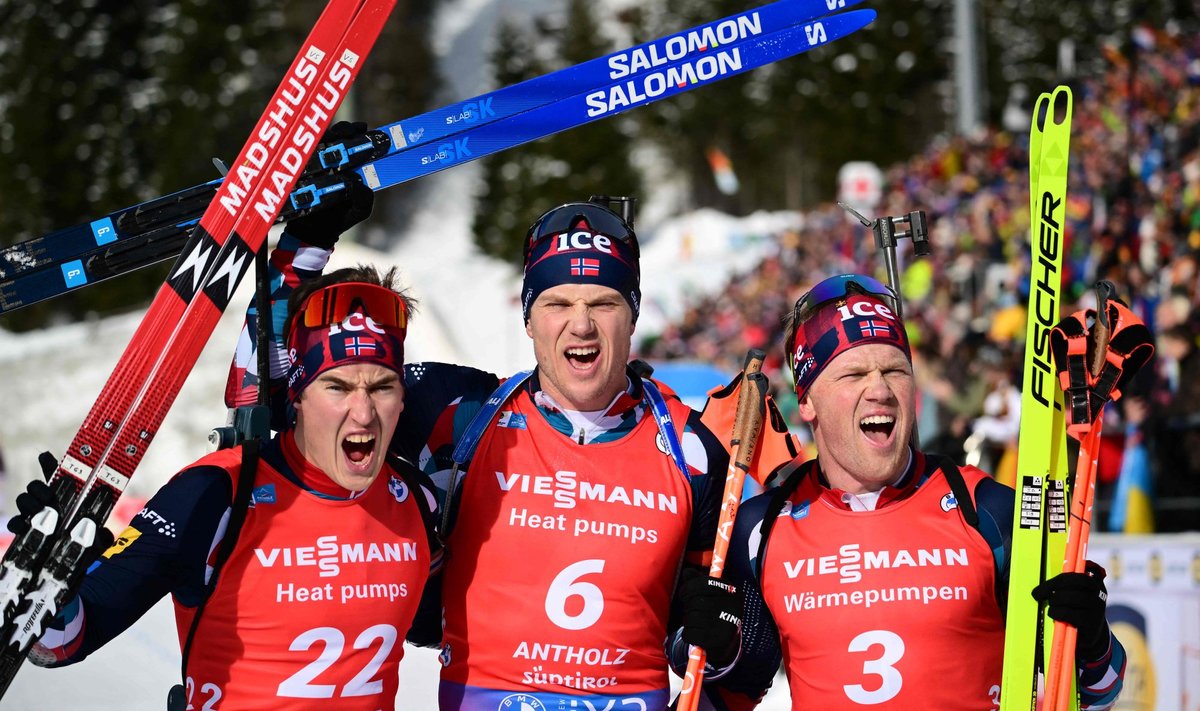 Norra võidukas kolmik. Vasakult Vebjørn Sørum, Vetle Sjåstad Christiansen ja Johannes Dale-Skjevdal