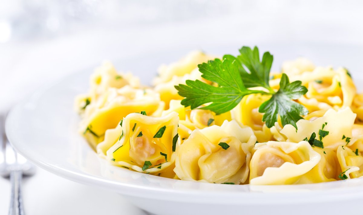 Tortelliini on 15–20 mm läbimõõduga, enamasti juustu- või lihatäidisega ringikujuline pastatoode.