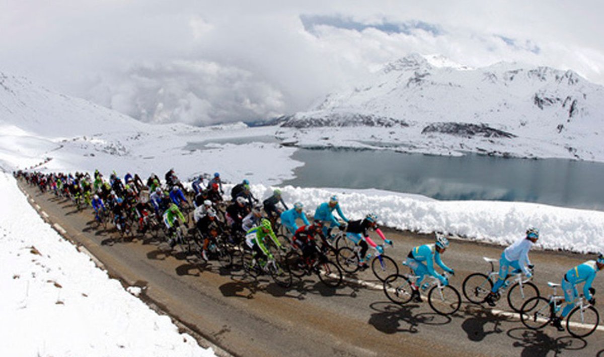 Giro d’Italia 15. etappi Cesana – Col du Galibier ilmestasid talvised vaated.