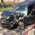 DELFI FOTOD: Ettekeeranud autole otsasõidu vältimiseks vastu puud sõitnud juht paiskus autost välja